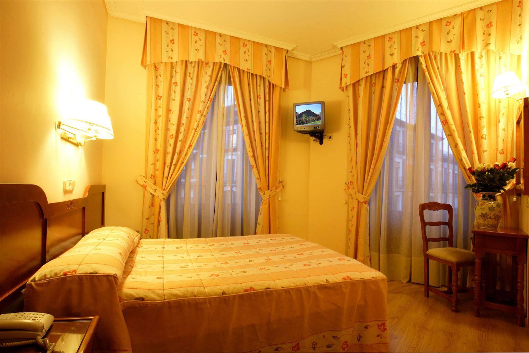 מדריד Hostal Sil & Serranos מראה חיצוני תמונה