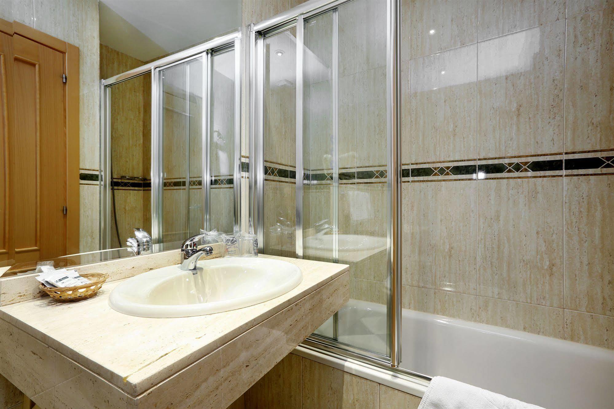 מדריד Hostal Sil & Serranos מראה חיצוני תמונה